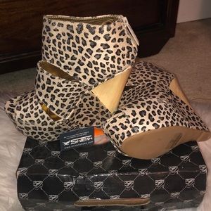 Leopard wedge